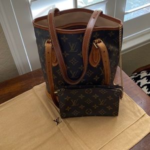Authentic Louie Vuitton Petite Bucket bag. Incl. Pochette. New int. Lining by LV